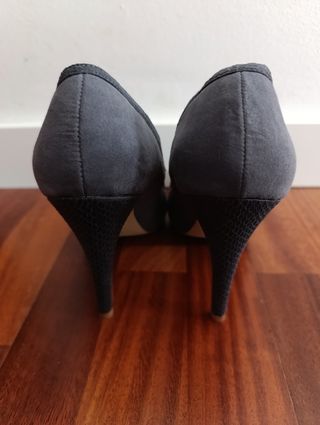 Tacones grises elegantes