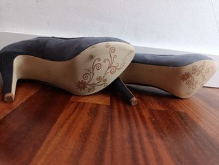 Tacones grises elegantes