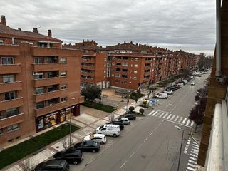 Piso en venta en Los Olivos en Huesca