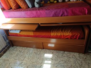 Letto per bambini in legno - 2 scrivanie