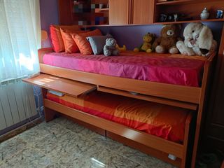 Letto per bambini in legno - 2 scrivanie