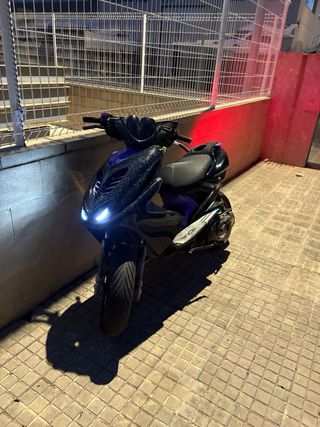 Aerox 49cc: Scooter negra y morada