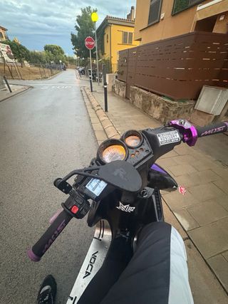 Aerox 49cc: Scooter negra y morada