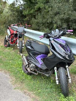 Aerox 49cc: Scooter negra y morada