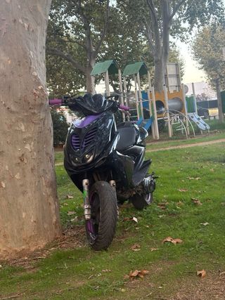 Aerox 49cc: Scooter negra y morada