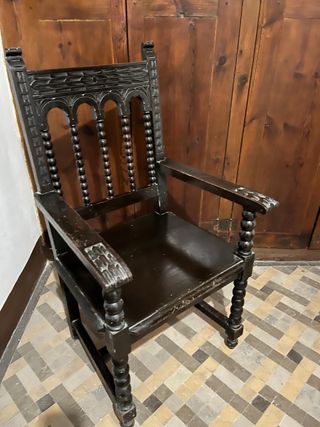 Silla antigua de madera