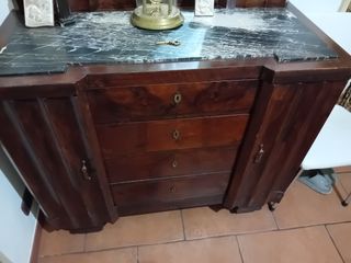 Comò antico in legno con marmo