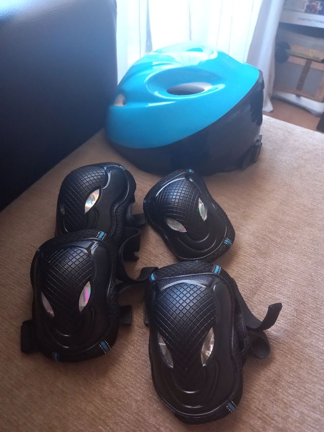 Casco e protezioni per bambini.