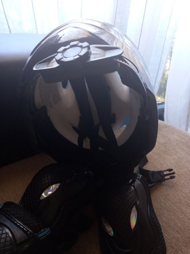 Casco e protezioni per bambini.