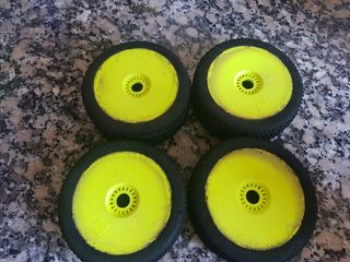 4 Ruedas RC 1/8 usadas