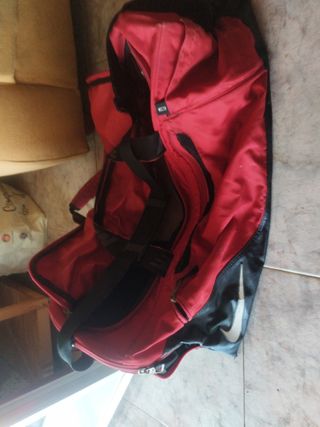 Bolsa deportiva NIKE roja
 Ideal x su gran tamaño.
