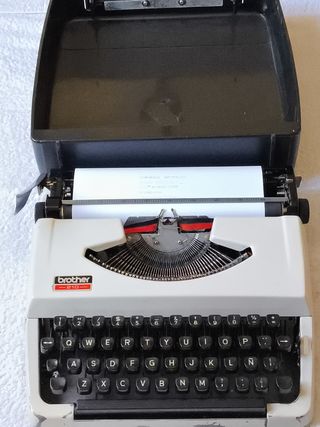 MAQUINA DE ESCRIBIR PORTÁTIL CON TAPA BROTHER 210