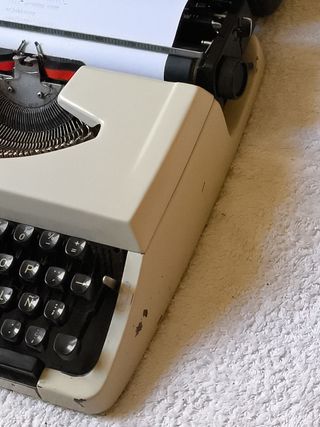 MAQUINA DE ESCRIBIR PORTÁTIL CON TAPA BROTHER 210