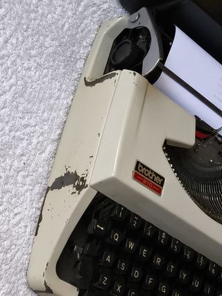 MAQUINA DE ESCRIBIR PORTÁTIL CON TAPA BROTHER 210