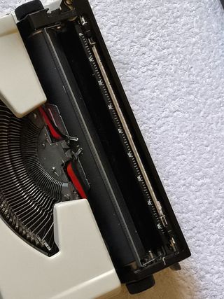 MAQUINA DE ESCRIBIR PORTÁTIL CON TAPA BROTHER 210