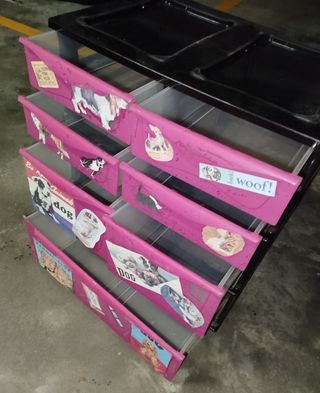 Cajonera , 7 cajones de distintos tamaños.