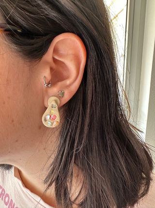 Pendientes gota beige con piedras brillantes