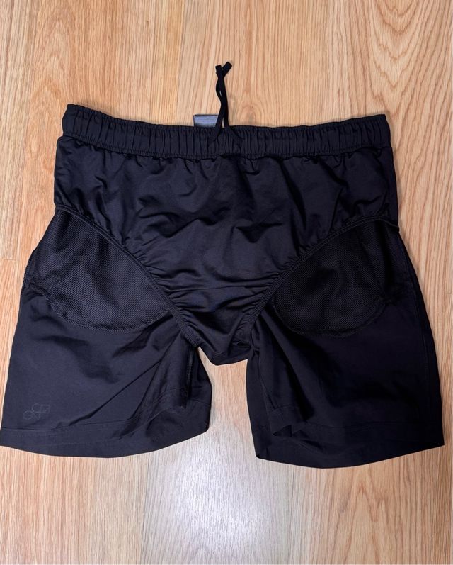 Pantalòn corto negro deporte. Talla L. Move H&M.