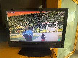 TV Grundig 22" negra