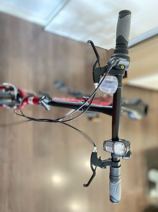 Bicicleta urbana plegable roja 