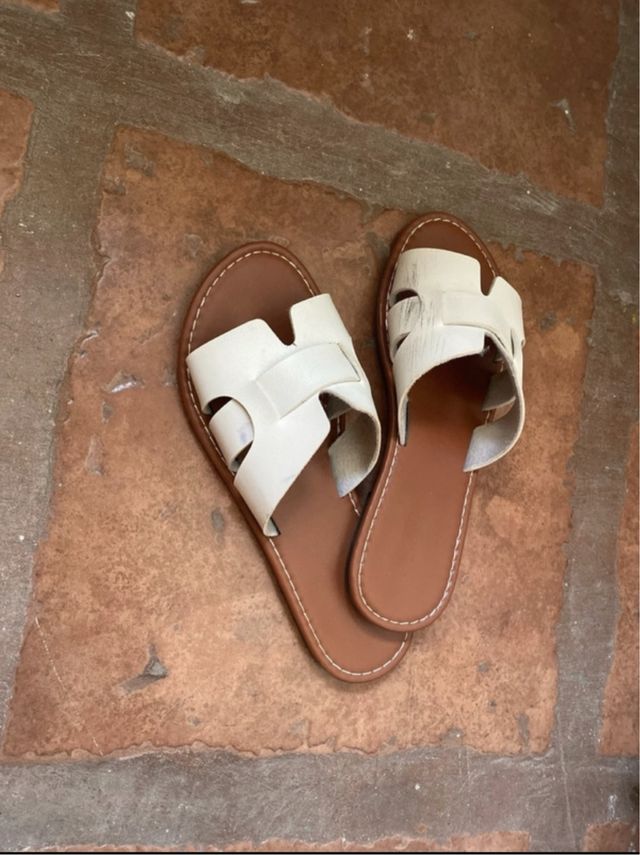 Sandalias planas blancas y marrones
