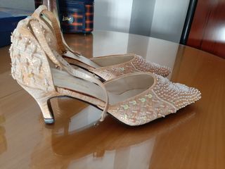 Zapatos beige tacón aguja