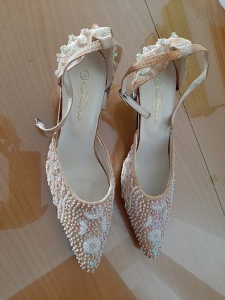 Zapatos beige tacón aguja