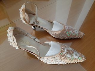 Zapatos beige tacón aguja