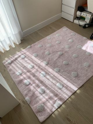 Alfombra puntos rosa-blanca