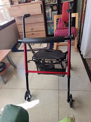 Andador plegable nuevo sin estrenar.