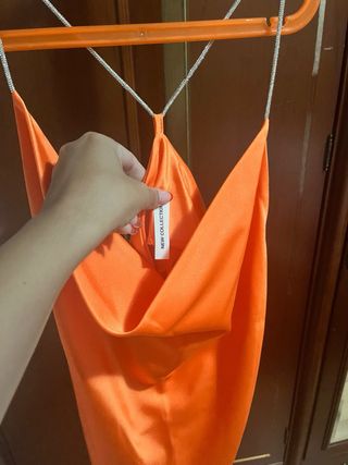 Top fluido de color naranja
