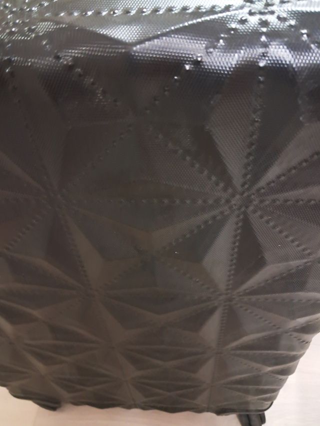 Maleta rígida negra 63x43x25cm.1 rueda desgastada