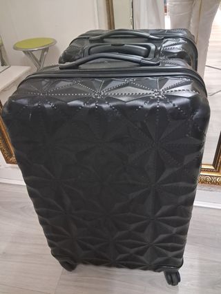 Maleta rígida negra 63x43x25cm.1 rueda desgastada