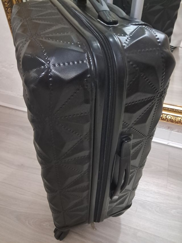 Maleta rígida negra 63x43x25cm.1 rueda desgastada