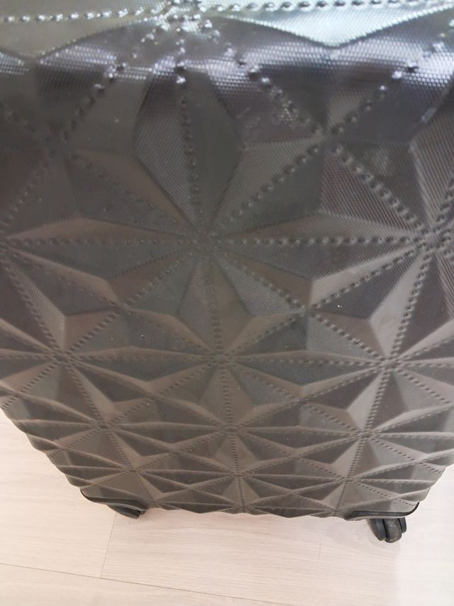 Maleta rígida negra 63x43x25cm.1 rueda desgastada