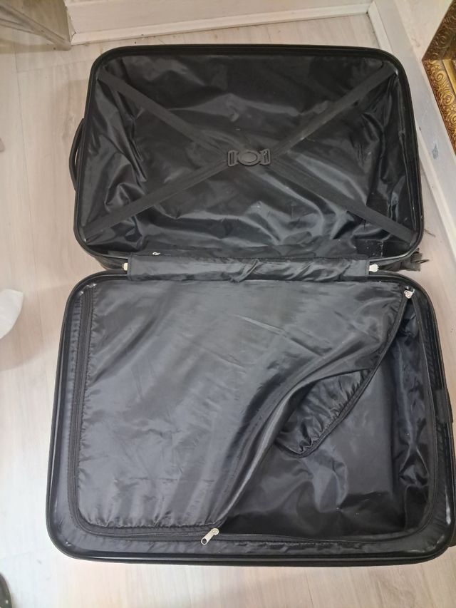 Maleta rígida negra 63x43x25cm.1 rueda desgastada