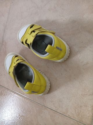 Sandalias 32 ZAPATO FEROZ Amarillas Velcro RESPETU