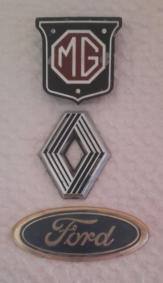 3 Insignias Coche Vintage: MG, Renault, Ford