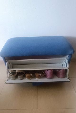Zapatero y descalzadora azul para 12 pares. 