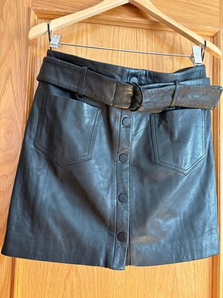 Minifalda negra cuero cinturon