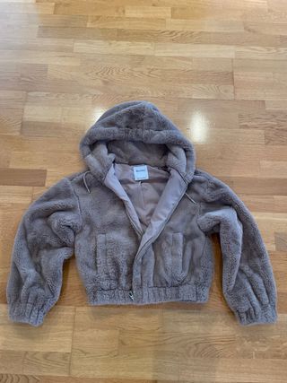 Chaqueta Plumas marca Bershka talla XS beige. 