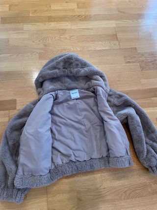Chaqueta Plumas marca Bershka talla XS beige. 