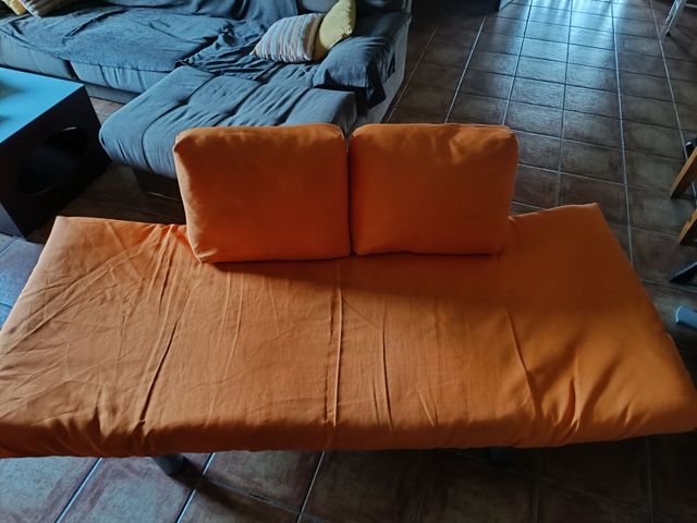 Sofá cama naranja plegable