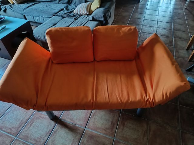 Sofá cama naranja plegable