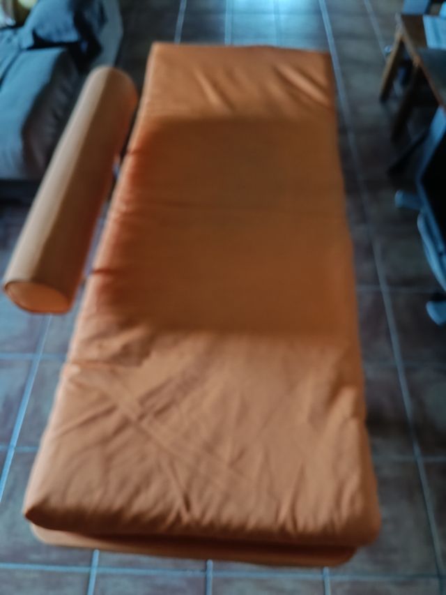 Sofá cama naranja plegable