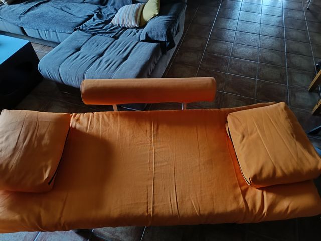 Sofá cama naranja plegable