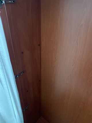 Armario con cortina marrón