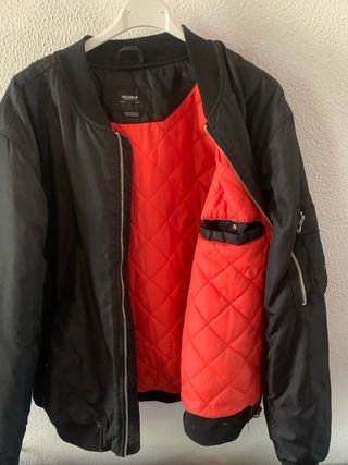 Cazadora bomber Pull&Bear negra
