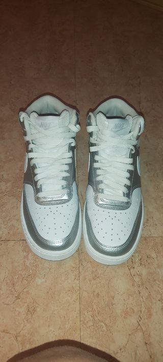 Zapatillas Nike Blancas y Plateadas 40.5