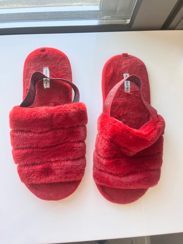 Pantuflas rojas Calzedonia - nuevas